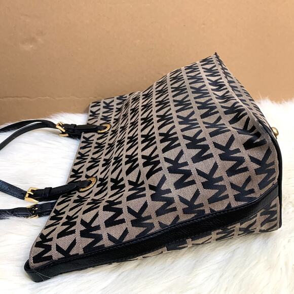 MICHAEL KORS Black/White Monogrammed Canvas JET SET GRAB BAG Tote - Picture 12 of 16